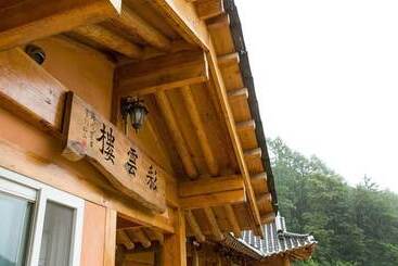 هتل Okcheon Kkotgureumchaeullu Pension