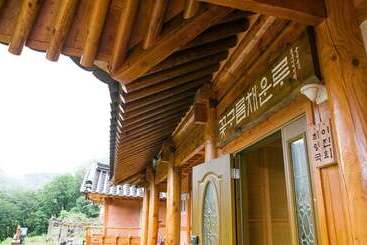 هتل Okcheon Kkotgureumchaeullu Pension