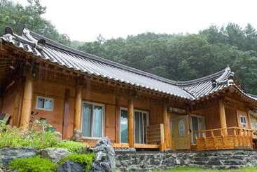 هتل Okcheon Kkotgureumchaeullu Pension