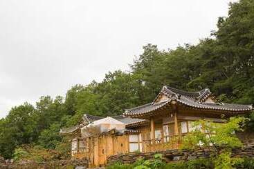 هتل Okcheon Kkotgureumchaeullu Pension