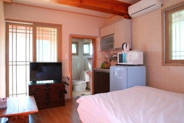هتل Okcheon Kkotgureumchaeullu Pension