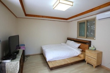 هتل Okcheon Kkotgureumchaeullu Pension