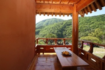 هتل Okcheon Kkotgureumchaeullu Pension