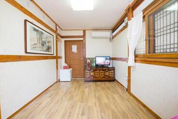 پانسیون Ddlanchae Hanok Stay   Main House