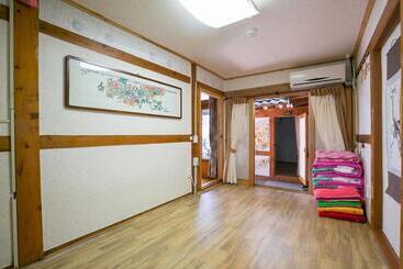 پانسیون Ddlanchae Hanok Stay   Main House