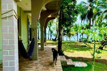 پانسیون Coral View Hostel