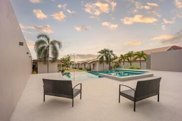 هتل Akard Private Villas Sattahip
