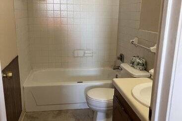 هتل Hallmark Inn And Suites
