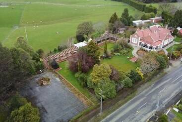 هتل The Fern & Thistle Luxury Accommodation  Drinks, Hotpool, Sauna