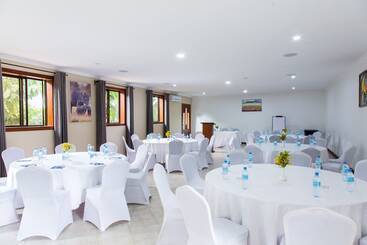 هتل Airport Planet Lodge At Kilimanjaro Airport