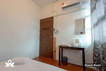 هتل Island Backpackers