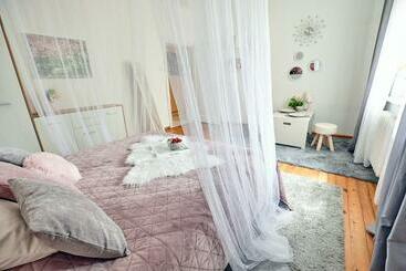 پانسیون Warmia Rooms Red Room