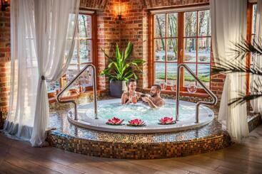 żabi Dwór   Hotel   Restauracja   Spa