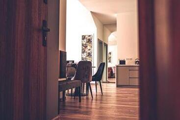 تختخواب و صبحانه The Loft Garncarska 1