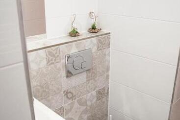 تختخواب و صبحانه Underground Jacuzzi Rooms