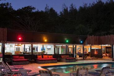 هاستل Funky Fish Beach & Surf Resort