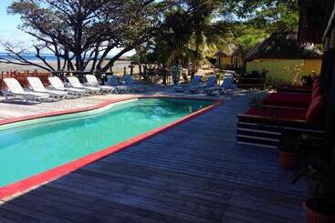 هاستل Funky Fish Beach & Surf Resort