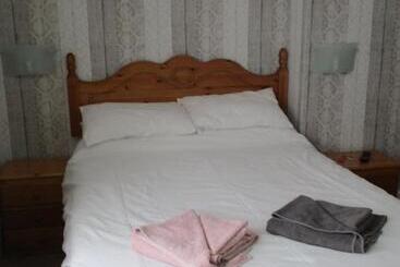 تختخواب و صبحانه Sefton Lodge Seafront ,panoramic Sea View Ensuite Balconys Available, Guest Garden