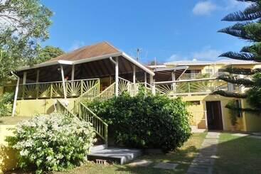 هتل Grooms Beach Villa & Resort