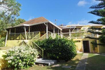 هتل Grooms Beach Villa & Resort