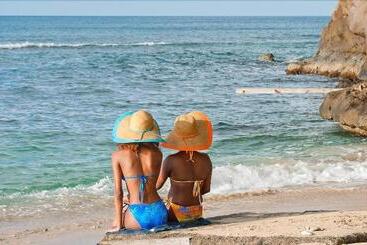 هتل Grooms Beach Villa & Resort