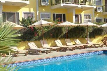 هتل Grooms Beach Villa & Resort