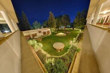 هتل Swat Serena