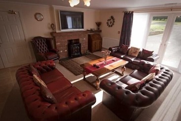 پانسیون Lovesgrove Country Guest House
