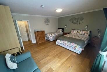 پانسیون Lovesgrove Country Guest House