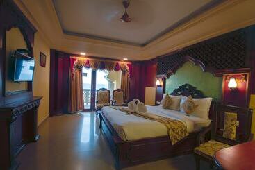 هتل Nrs Royal Palace