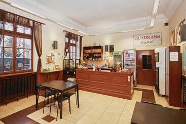 Quadrans Hostel And Caffee Na Dworcu Kolejowym Modlin 7 Min Jazdy Lotniskowym Autobusem Wahadłowym