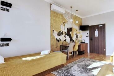 Forrest Apartments & Hostel