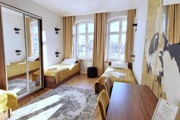 Forrest Apartments & Hostel