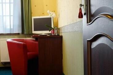 مُتل Noclegi I Restauracja Zodiak