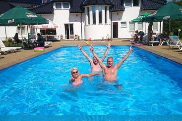 پانسیون Brydar With Sauna, Swimming Pool And Jacuzzi