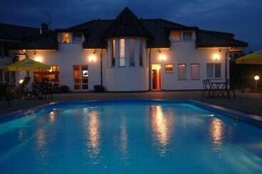 پانسیون Brydar With Sauna, Swimming Pool And Jacuzzi
