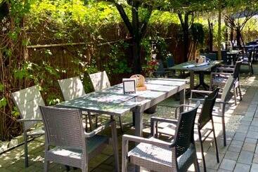 تختخواب و صبحانه Old Tree Home & Restaurant