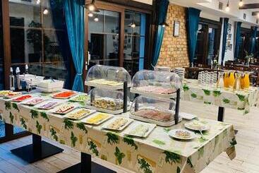 تختخواب و صبحانه Old Tree Home & Restaurant