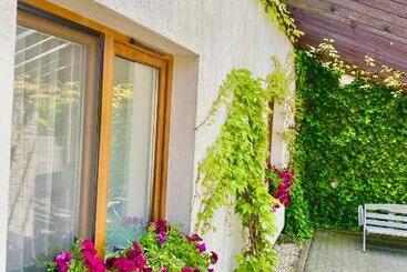 تختخواب و صبحانه Old Tree Home & Restaurant