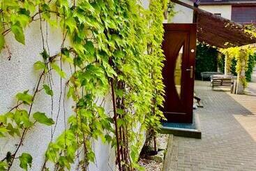 تختخواب و صبحانه Old Tree Home & Restaurant
