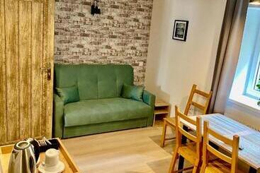 تختخواب و صبحانه Old Tree Home & Restaurant