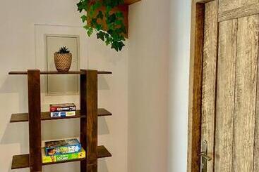 تختخواب و صبحانه Old Tree Home & Restaurant