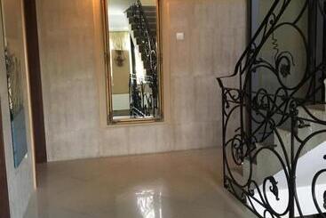 تختخواب و صبحانه Stratos