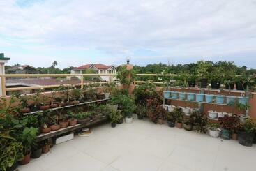 تختخواب و صبحانه Jm S Bnb Hauz Air Conditioned Private Room