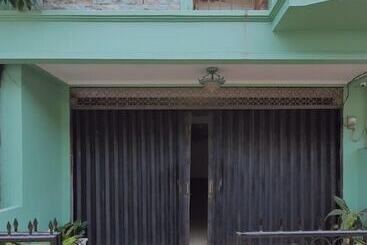 פנסיון Go Hard Or Go Home Surf Lodge