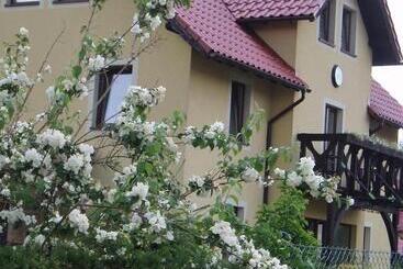 پانسیون Willa Axla Z Werandą Ogrodem I Parkingiem