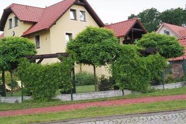 پانسیون Willa Axla Z Werandą Ogrodem I Parkingiem
