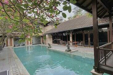 Chrome Hotel & Resort Solo