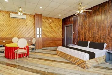 Fabhotel Grand Villa