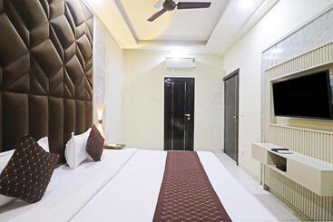 Fabhotel Grand Villa